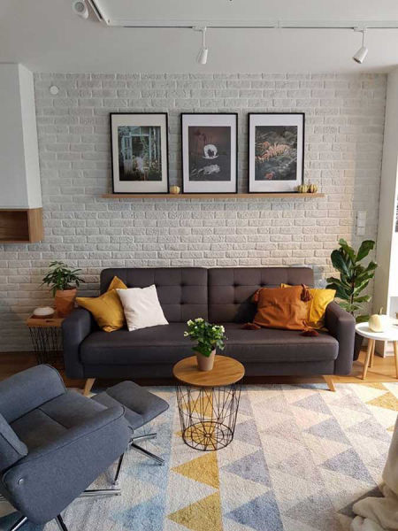 Moderní geometrický koberec s barevnými trojúhelníky na světlém pozadí