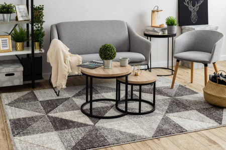 Syntetický tmavý koberec s geometrickým vzorem a imitací opotřebení, trojúhelníky a čtverce