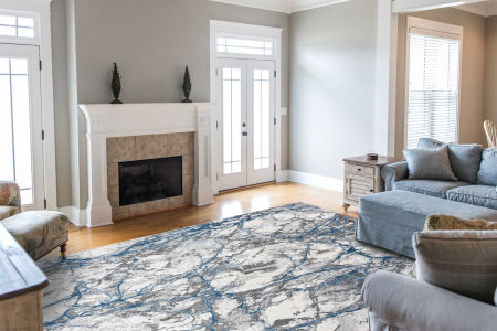 Světlý koberec s designovým šedomodrým mramorovým, kamenným vzorem