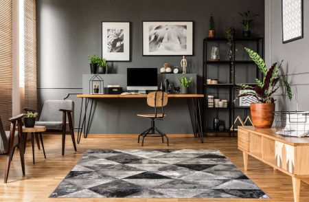 Moderní koberec s šedými a černými trojúhelníky Almas 03 s imitací opotřebení, pro mladé, teenagery, do pokojíčku