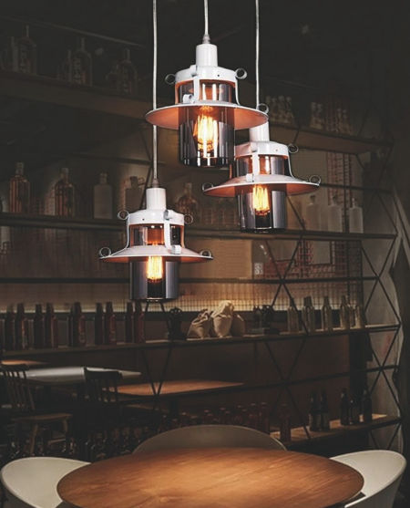 Kovové bílé závěsné svítidlo CAPRI W3 lampa trojitá se skleněnými stínidly