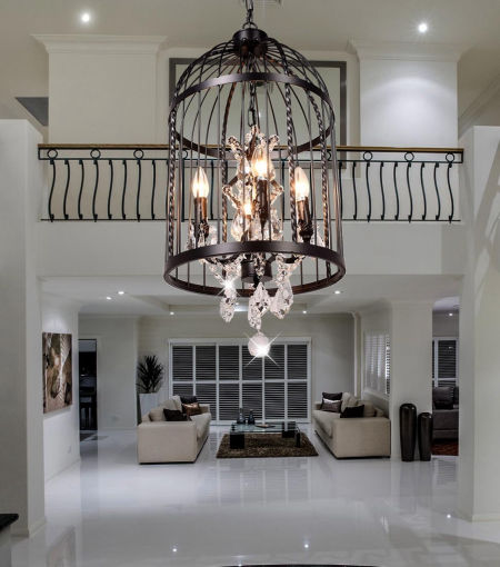 Designová bílá závěsná lampa, lustr ARCHIVIA klec, s křišťálovými ověsy