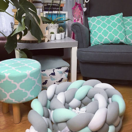 Dekorativní dřevěný mátový pouf, bílý vzor marocký jetel