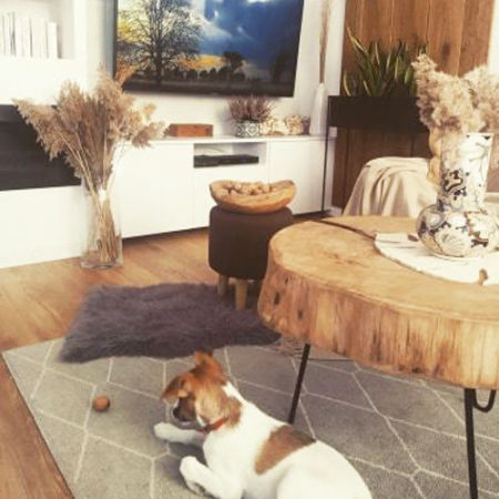 Hnědý pouf dřevěná stolička klasická barva jednobarevný potah