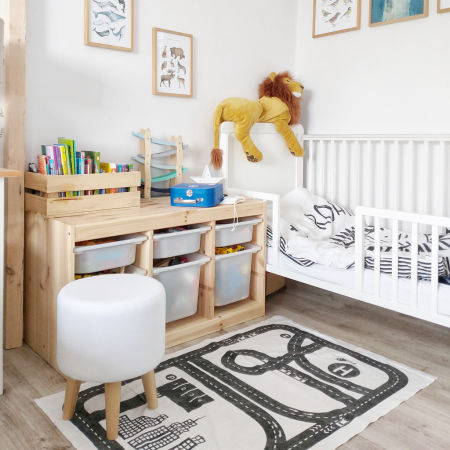 Bílý pouf, stolička ve skandinávském stylu, potah bílý, jednobarevný