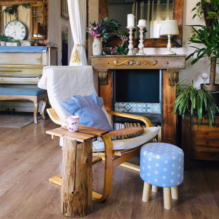 Blankytně modrý puntíkovaný pouf, bílé tečky, k toaletnímu stolku, do ložnice