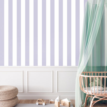 Fialovo-bílá dekorativní tapeta na zeď se svislými 10 cm pruhy