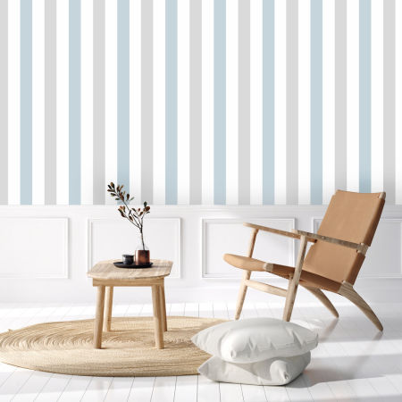 Jemná, bílá tapeta se světle šedými a světle modrými svislými pruhy 8 cm