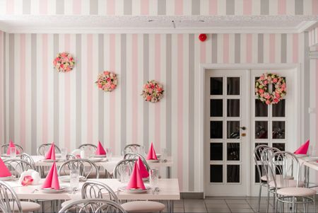 Stylová, bílá tapeta se světle šedými a růžovými svislými pruhy 8 cm