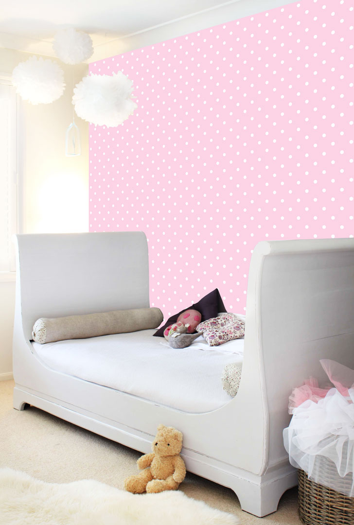 Tapeta růžová s drobnými bílými puntíky, tečky polka dot 2 cm - Dekoori obrázek 4