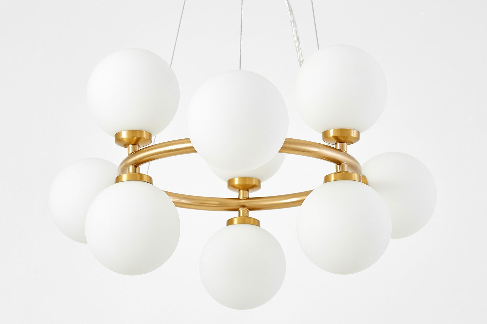 Vícebodová závěsná lampa MARSIADA v mosazné barvě, moderní bílá stínidla ve tvaru koule - Lumina Deco obrázek 3